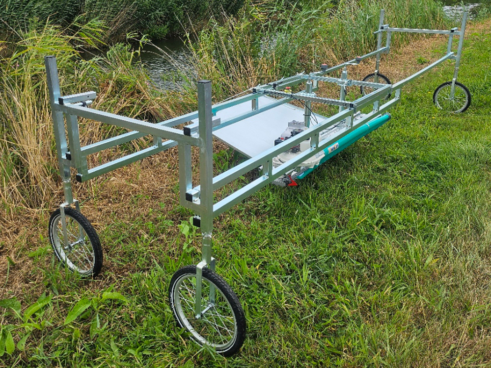 Uniform trimming with an extra wide frame